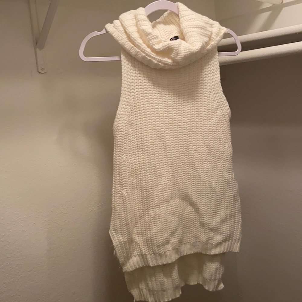 Sleeveless turtleneck sweater